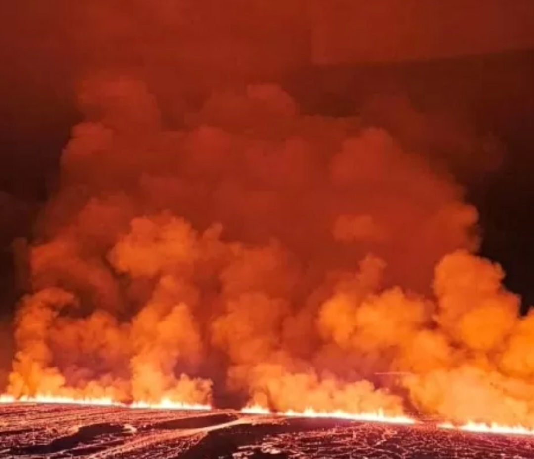 A cidade, a 50 km da capital Reykjavik, teve três erupções desde novembro, quando sistema vulcânico Svartsengi acordou após 800 anos inativo. Muita gente já nem quer mais morar na cidade.  Reprodução: Flipar