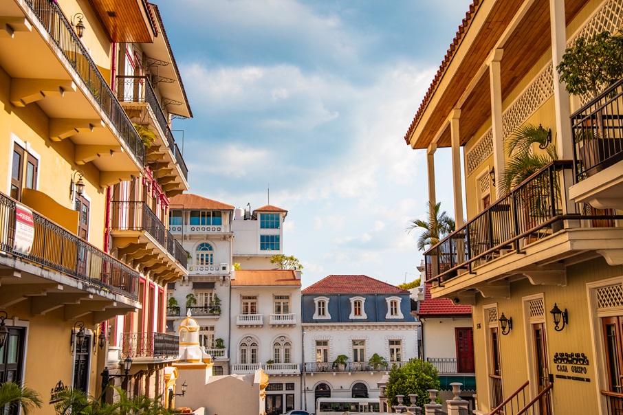 2- Casco Antiguo/Viejo para conhecer a história do país: Distrito histórico do Panamá, a região é patrimônio arqueológico do país. O distrito é considerado Patrimônio Mundial da Humanidade pela UNESCO e é datado em 1673. Conta com praças vibrantes e ruas pitorescas pavimentadas com tijolos e cercadas por edifícios coloridos. A área é ideal para caminhar, descobrir a história e desfrutar de uma diversa e sofisticada culinária.  Divulgação / Promtur Panamá