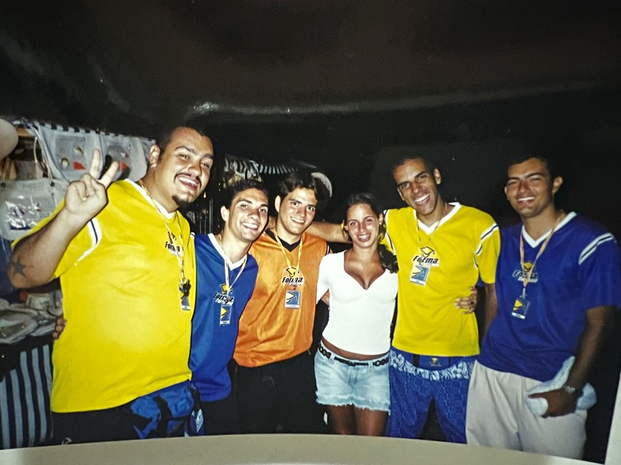 Beatriz e amigos durante sua viagem de formatura, em 2002, pela Forma Turismo. Foto: Arquivo pessoal