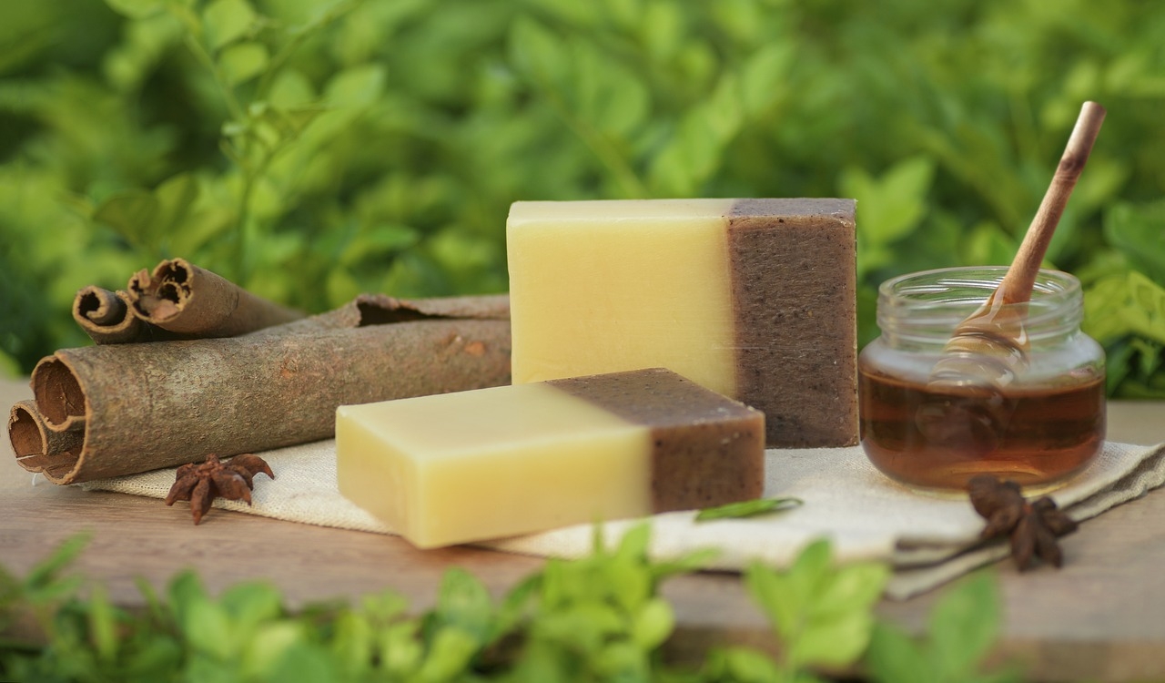 Sabonete Antibacteriano - Formulado com agentes antimicrobianos, combate bactérias, germes e odores. Muito utilizado em práticas médicas ou por pessoas que buscam proteção extra no dia a dia.
 Reprodução: Flipar