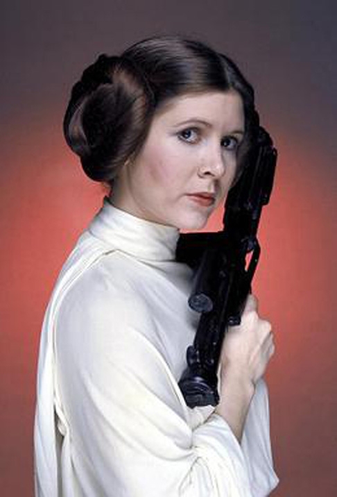 Carrie Fisher (1956-2016): Eternizada no papel de Princesa Leia, na saga “Star Wars”, a atriz morreu aos 60 anos, depois de sofrer uma parada cardíaca. Ela ainda não havia terminado de gravar suas cenas para “Star Wars: A Ascensão Skywalker”. Reprodução: Flipar