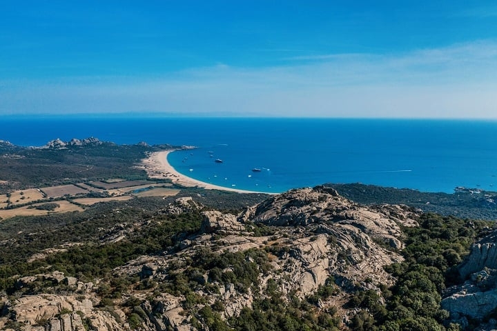 Hoje, porém, a atividade humana — como o tráfego de navios e o turismo intenso — representa uma ameaça aos ecossistemas da região. Reprodução: Flipar