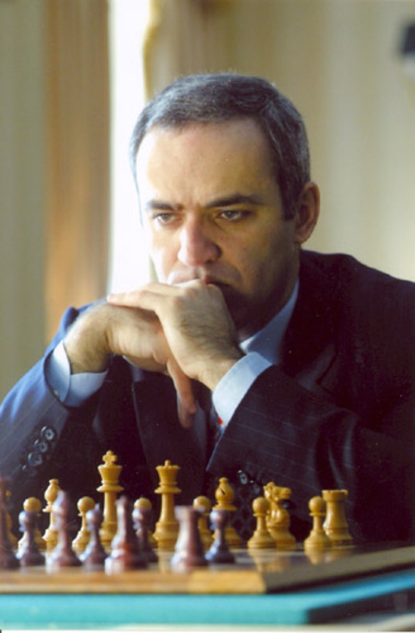 Kasparov foi o jogador mais novo a ser campeão mundial (1985), aos 22 anos. Recordista do Chess Oscar, o Oscar do Xadrez (11 vezes). Campeão mundial cinco vezes (1985/86/87/90/93), atuando entre 1976 e 2005.  Reprodução: Flipar