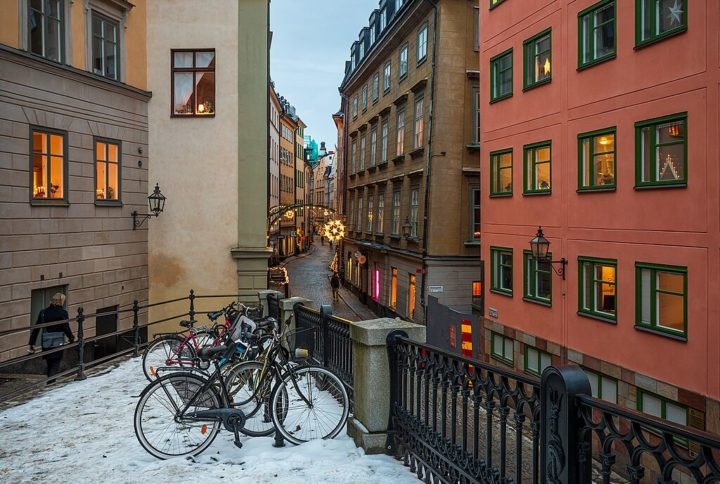 Um exemplo icônico é o Gamla Stan, onde ruas de paralelepípedos e edifícios coloridos do século 18 criam uma atmosfera medieval.  Reprodução: Flipar