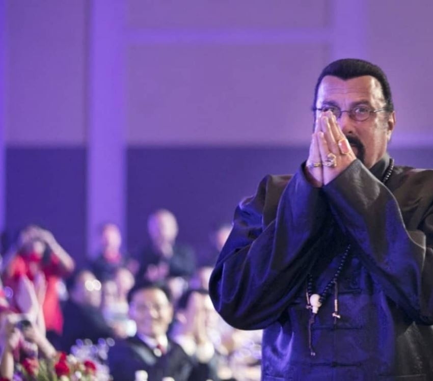 Steven Seagal é mestre de aikido, faixa preta de sétimo grau, e está radicado como instrutor na Rússia desde 2018. 