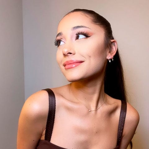 Ariana Grande é cantora, compositora e atriz. Ela nasceu em 26 de junho de 1993, em Boca Raton, Flórida. Tem 31 anos. Reprodução: Flipar