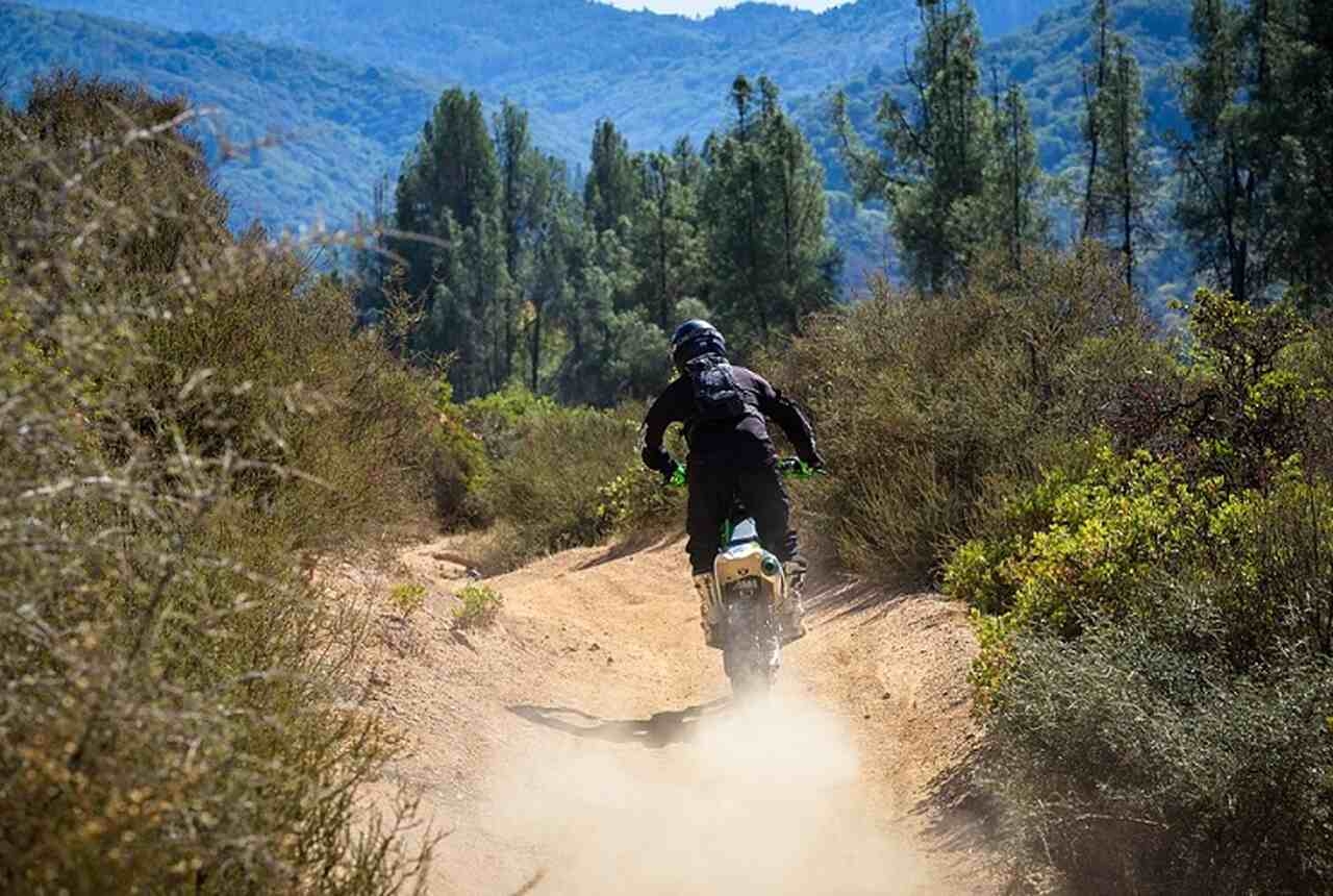 Lake Tahoe, Califórnia/Nevada - Esportes: Esqui, snowboarding, mountain biking, trilhas - Descrição: Lake Tahoe é um destino de aventura durante todo o ano, com esqui e snowboarding no inverno e trilhas e mountain biking no verão, rodeado por vistas deslumbrantes das montanhas e do lago - Melhor época: Inverno (dezembro-março) para esqui, verão (junho-setembro) para trilhas. Reprodução: Flipar