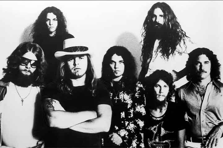 A trajetória, no entanto, foi brutalmente interrompida em 1977, quando um avião fretado pela banda caiu no estado do Mississippi, causando a morte do vocalista Ronnie Van Zant, do guitarrista Steve Gaines e da backing vocal Cassie Gaines, além de ferir gravemente outros integrantes. 
 Reprodução: Flipar