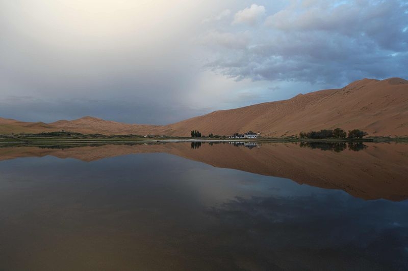 As maiores dunas estelares da Terra localizam-se no deserto de Badain Jaran, na China. 
 Reprodução: Flipar