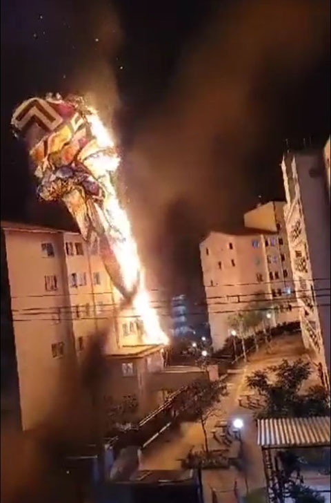 Em junho de 2023, um balão enorme caiu sobre um prédio no Arujá, em São Paulo, causando um incêndio que gerou pânico nos moradores. Os bombeiros conseguiram evitar que o caso se transformasse em tragédia.  Reprodução: Flipar