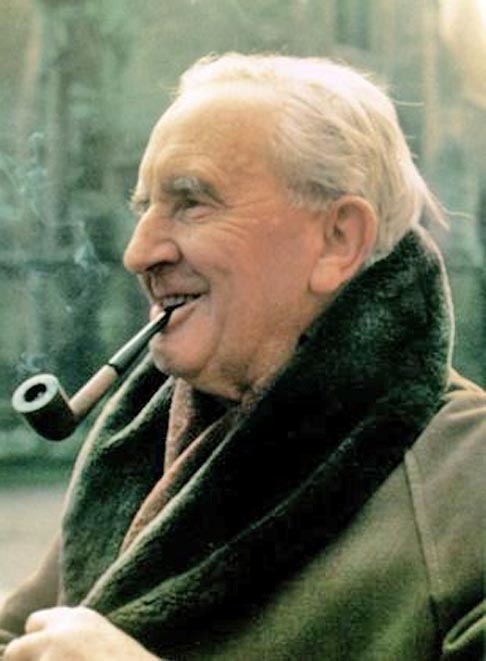 Tolkien nasceu na África do Sul e faleceu em 1973, aos 81 anos, vítima de infecção no peito. Ele também foi professor universitário, poeta, militar e filólogo. Em 2022, arrecadou US$ 500 milhões, cerca de 2,5 bilhões de reais. 