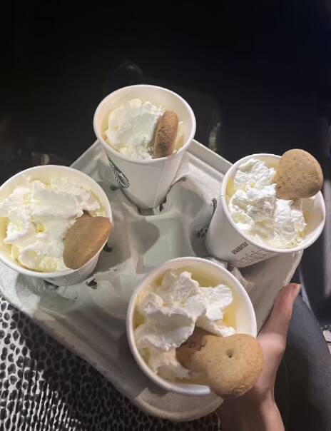 "Puppuccinos" da Starbucks sem os biscoitos que teriam tirado a vida de Bonnie. Foto: Reprodução/Daily Mail