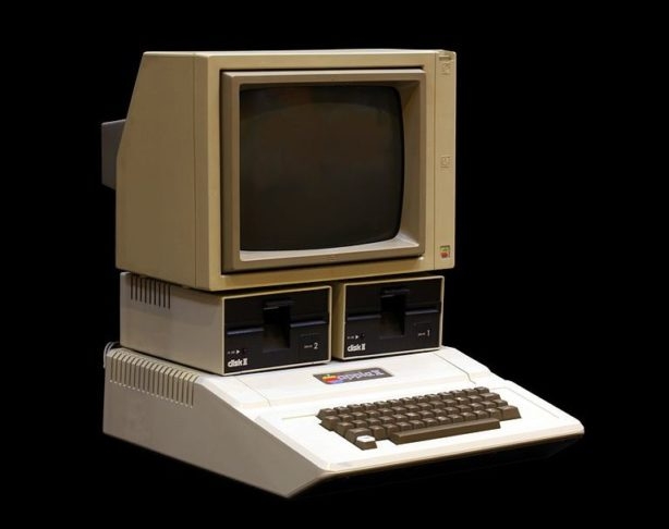 Seu primeiro produto, o Apple I, foi um computador pessoal desenvolvido por Wozniak, mas foi com o lançamento do Apple II (foto), em 1977, que a empresa ganhou destaque no mercado de computadores pessoais. Reprodução: Flipar