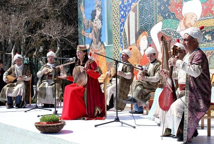 A cultura azeri é uma mistura de influências turcas, persas e russas. A música tradicional, como o mugam, e a dança folclórica são muito valorizadas. Reprodução: Flipar