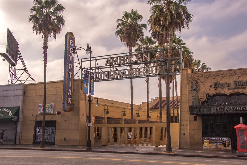 Egyptian Theatre – Localizado em Los Angeles, EUA, foi aberto em 18 de outubro de 1922. Fechou temporariamente em 1992, reabriu em 1998 e passou por uma nova restauração pela Netflix em 2022. - Wayne Hsieh/Wikimedia Commons/Flickr Reprodução: Flipar