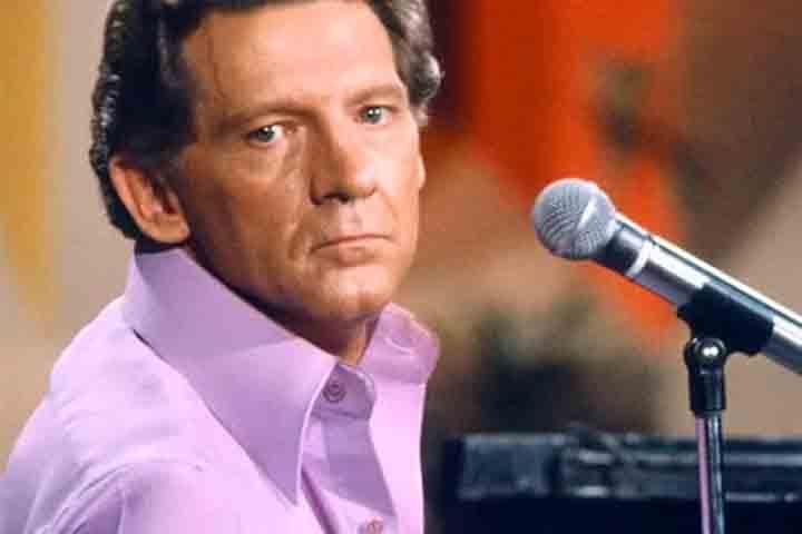 Já no final da década de 1960, Lewis encontrou uma nova identidade artística ao migrar para o country, onde emplacou sucessos como “Another Place”, “Another Time”, “There Must Be More to Love Than This” e “Would You Take Another Chance on Me”. 
 Reprodução: Flipar