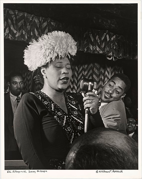 Instável no amor, mas leal aos amigos. Uma das divas do jazz,  Ella Fitzgerald recebeu um empurrão no começo da carreira. Por causa do racismo nos EUA, ela não podia fazer show na principal casa: Mocambo. Marilyn fez acordo com o dono: sentaria na primeira fila em todos os shows, para atrair visibilidade. Deu certo. Reprodução: Flipar