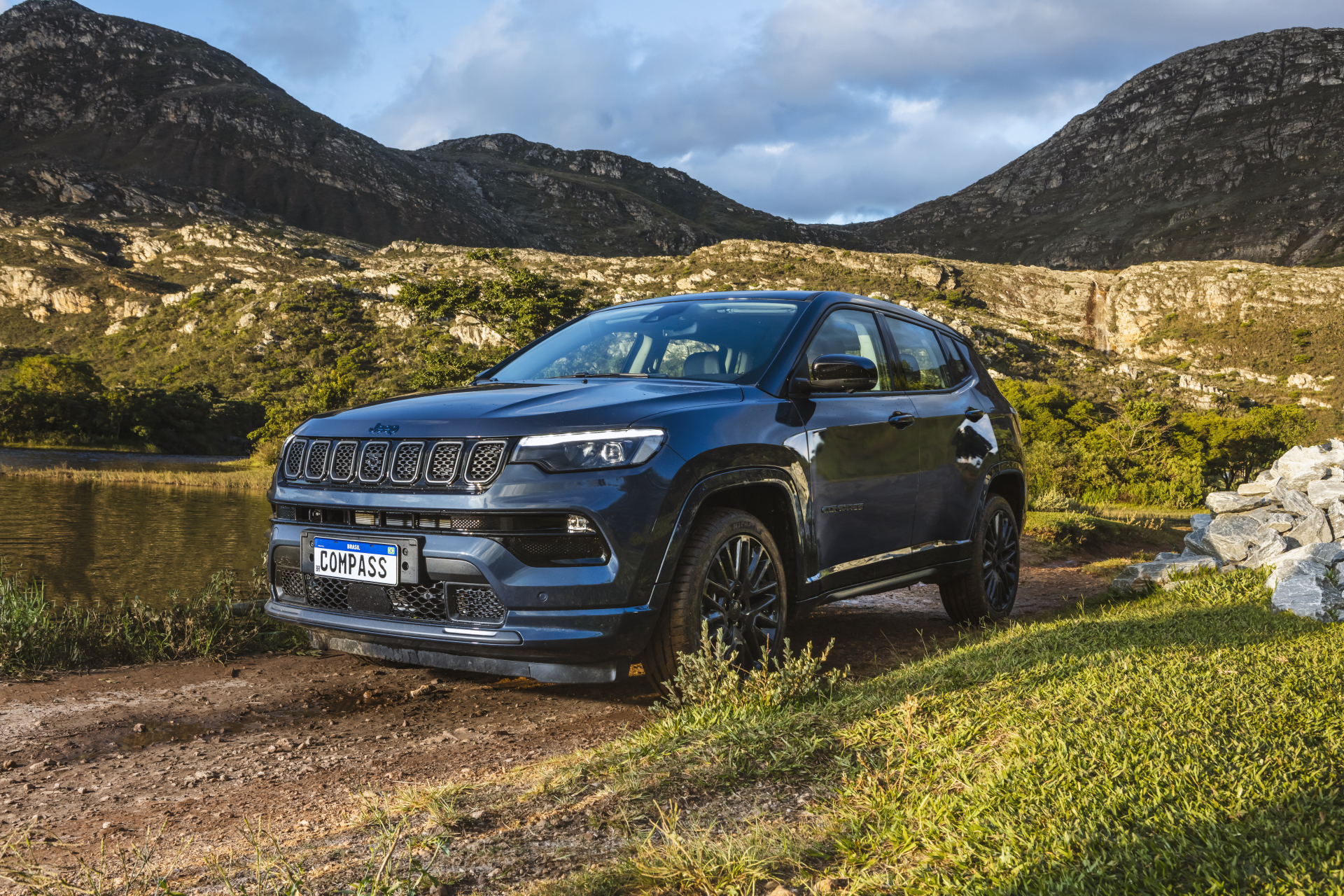 Jeep Compass 4xe é a versão híbrida plug-in do SUV Divulgação