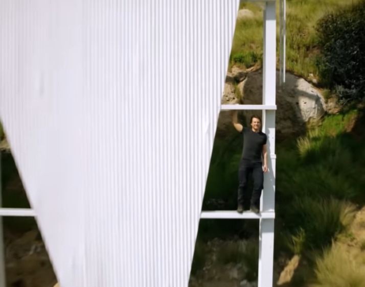 “Normalmente, quando há filmagens aqui, ninguém tem permissão para tocar no letreiro de Hollywood. Essa foi a primeira vez que o letreiro de Hollywood foi realmente tocado”, afirmou.  O vídeo foi gravado em março de 2024 para fazer parte da participação de Tom na cerimônia de encerramento das Olimpíadas.  Reprodução: Flipar