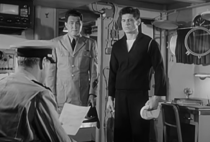 Seu filme de estreia foi “Agora Estamos na Marinha” (1951), uma comédia de guerra sobre um comandante novato de um submarino que descobre que precisa lidar com toda uma tripulação tão inexperiente quanto ele. Reprodução: Flipar
