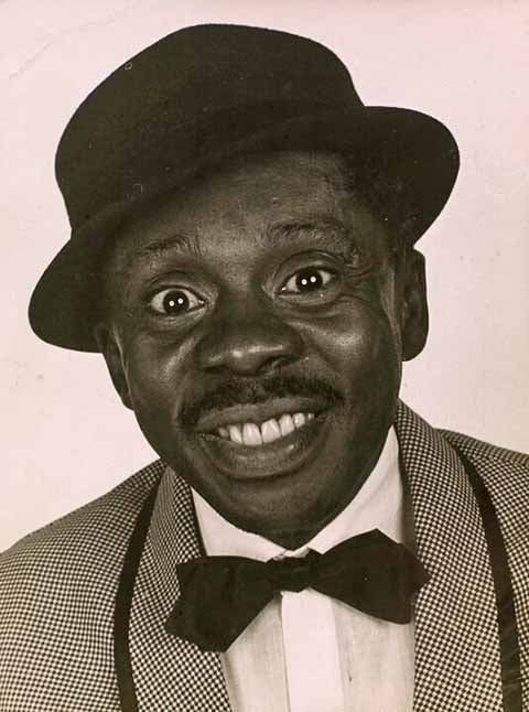 No início dos anos 1920, Grande Otelo começou a se apresentar em picadeiros de circo em Uberlândia. Ainda na infância, foi entregue pela mãe à companhia mambembe de Abigail Parecis e levado para São Paulo.
 Reprodução: Flipar