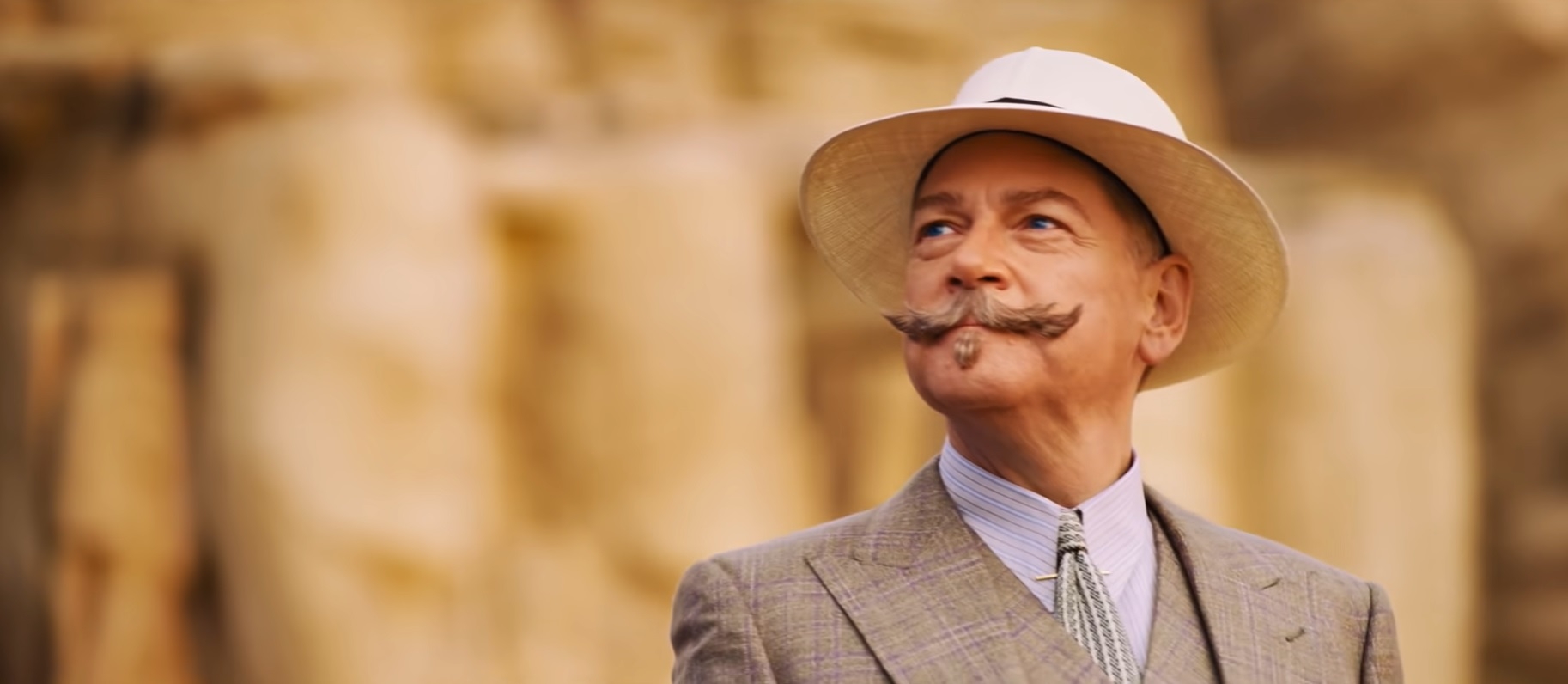 Ao longo do filme, Poirot entrevista os passageiros e coleta evidências, revelando os relacionamentos entrelaçados, ciúmes e ressentimentos que podem ter levado ao assassinato da socialite.