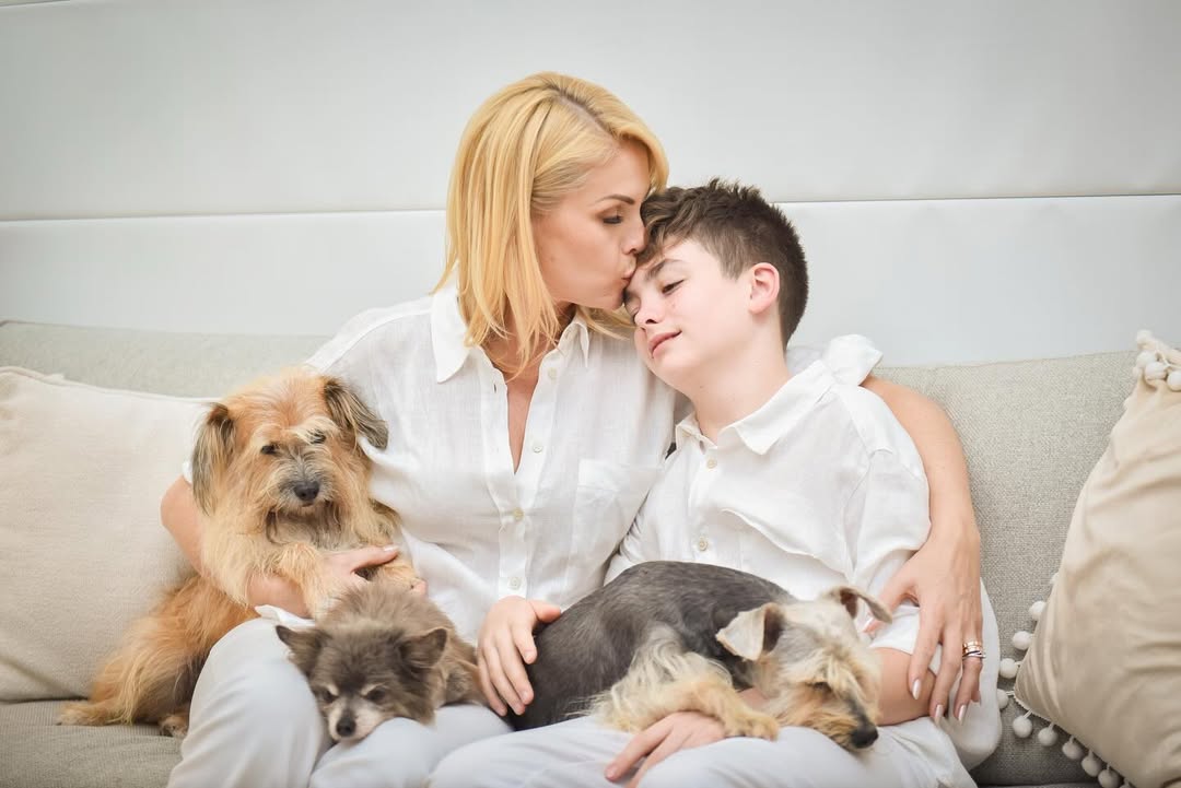 Ana Hickmann e Alezinho com os pets. Foto: Reprodução Instagram @ahickmann | @@brunarusso.fotografiapett