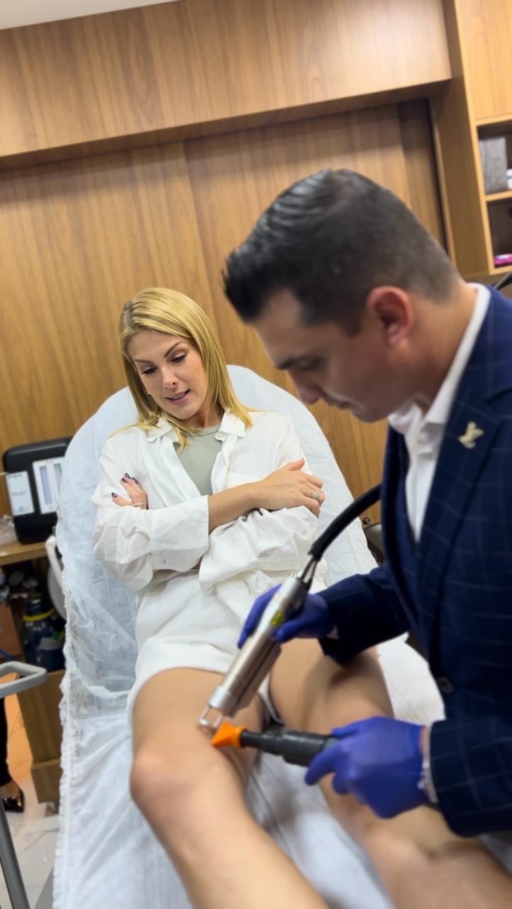 Ana Hickmann é acompanhada por Edu Guedes em médico após negar gravidez Divulgação
