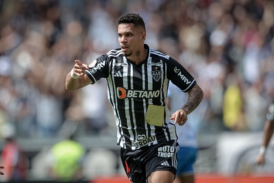 PAULINHO - Um dos pouquíssimos jogadores do Galo que tentaram algo diferente, como um drible ou uma arrancada, quando o Galo não bicava o Inter. Lutou muito contra os zagueiros adversários e deu trabalho. Boa partida, mesmo sem brilhar como na Arena MRV - NOTA: 7,0 - Foto: Pedro Souza/Atlético