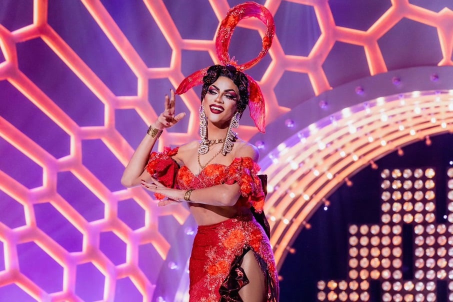 Hellena Malditta utilizou a temática da prevenção ao HIV para fazer seu look inspirado em Carmen Mirando em um dos desafios de 'Drag Race Brasil'