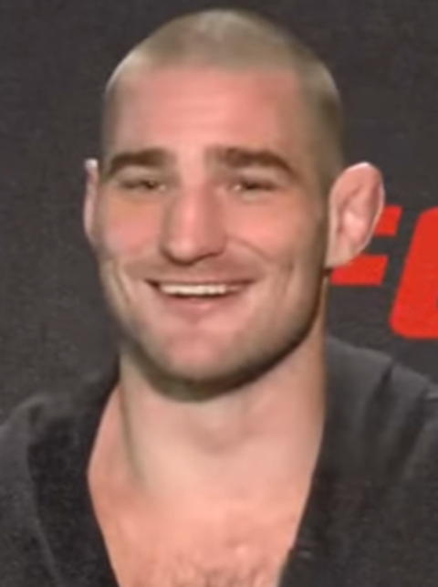 Agora, Sean Strickland é o detentor do cinturão dos pesos médios no UFC. Nascido em 27/2/1991 em Ananheim, na Califórnia (EUA), ele começou sua carreira como lutador em 2008.   Reprodução: Flipar