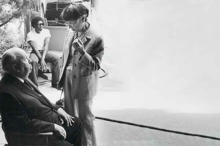 Ela chegou a dar aulas de francês, mas logo desistiu da profissão para estudar desenho na Chouinard Art School, de Los Angeles. 
 Reprodução: Flipar