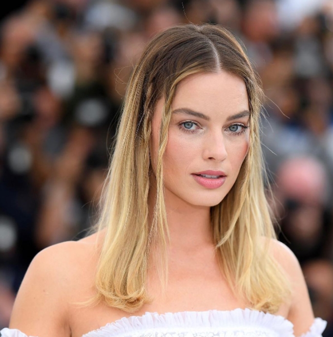 Veja agora a trajetória de Margot Robbie. Nascida em Dalby, Margot chegou a pensar em cursar Direito e seguir carreira de advogada por pressão dos pais. Reprodução: Flipar