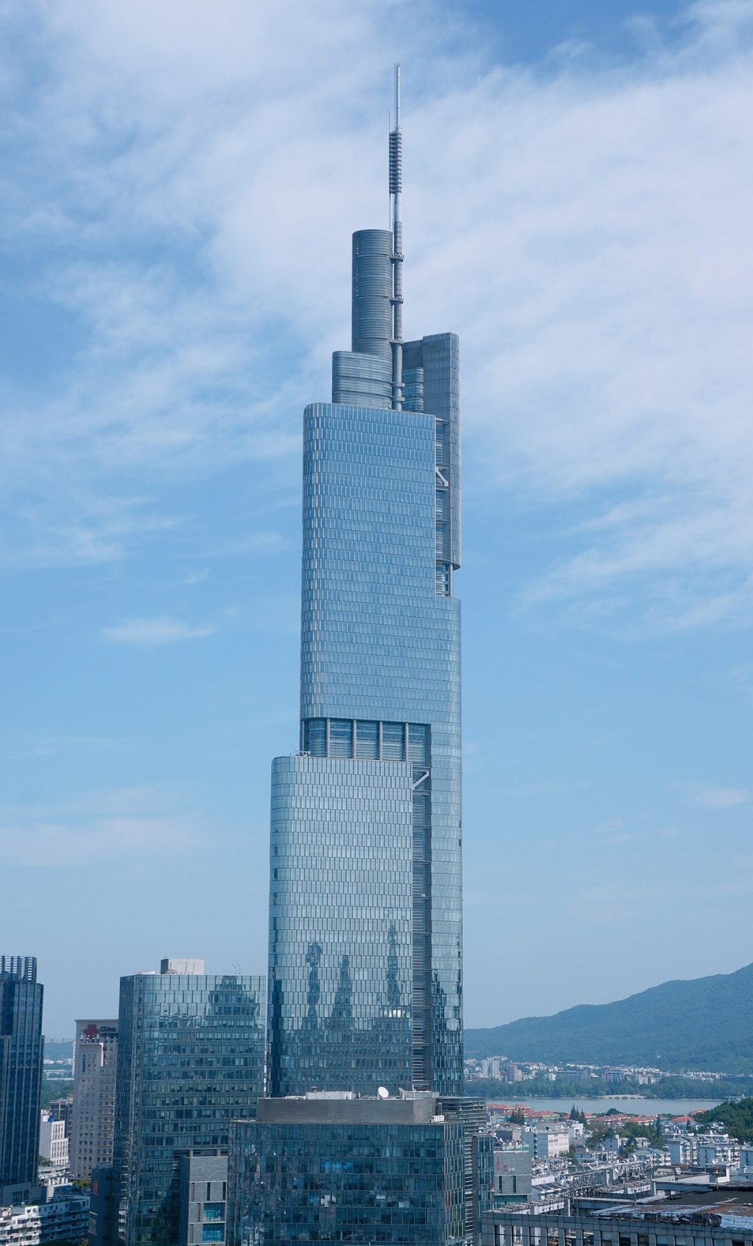 Zifeng Tower - Fica em Jiangsu, na China. Tem 450 metros. Inaugurado em 2010.  Reprodução: Flipar