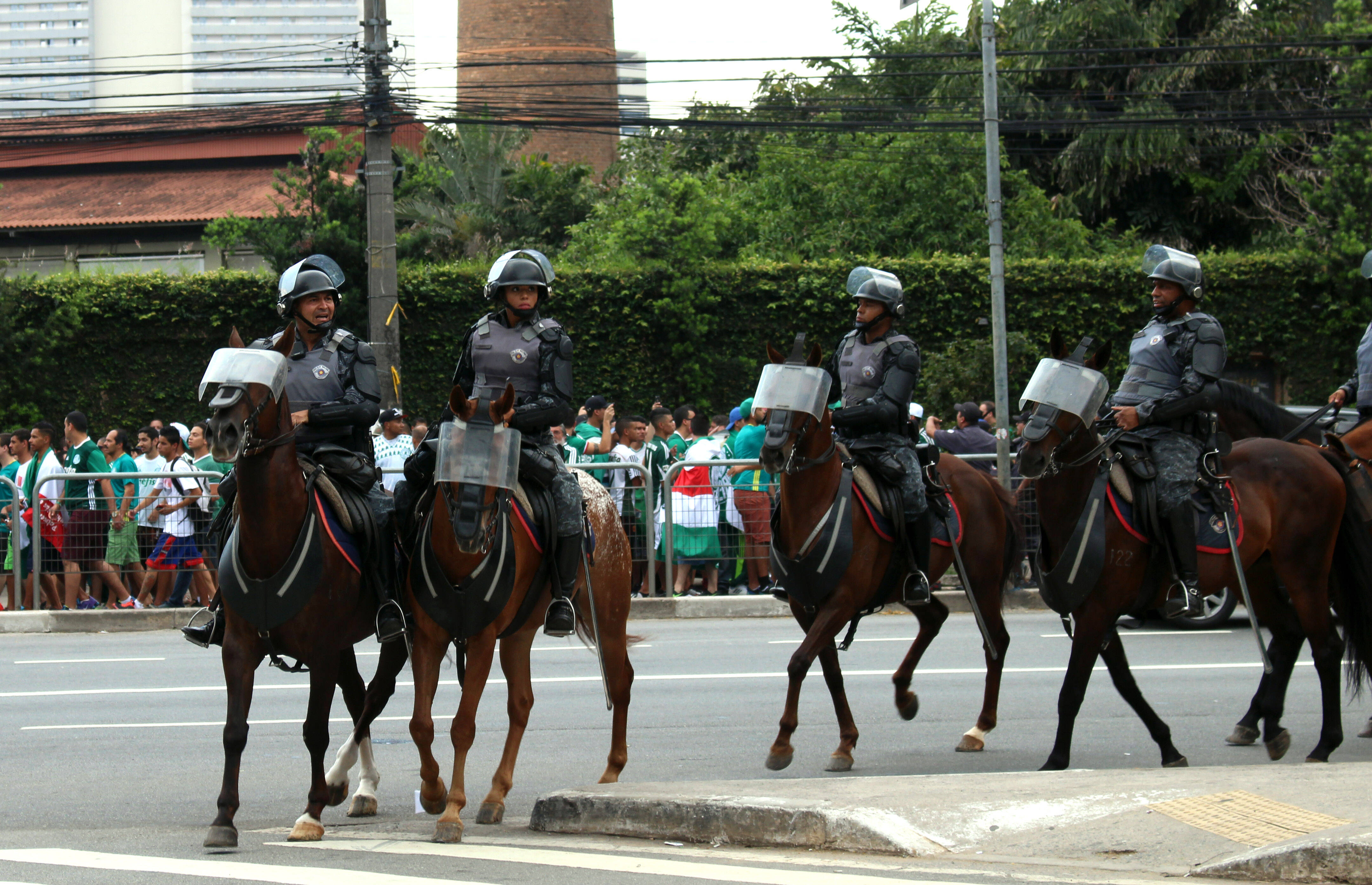 No jogo, a tropa montada também contou com policiais mulheres na equipe. Foto: Aretha Martins