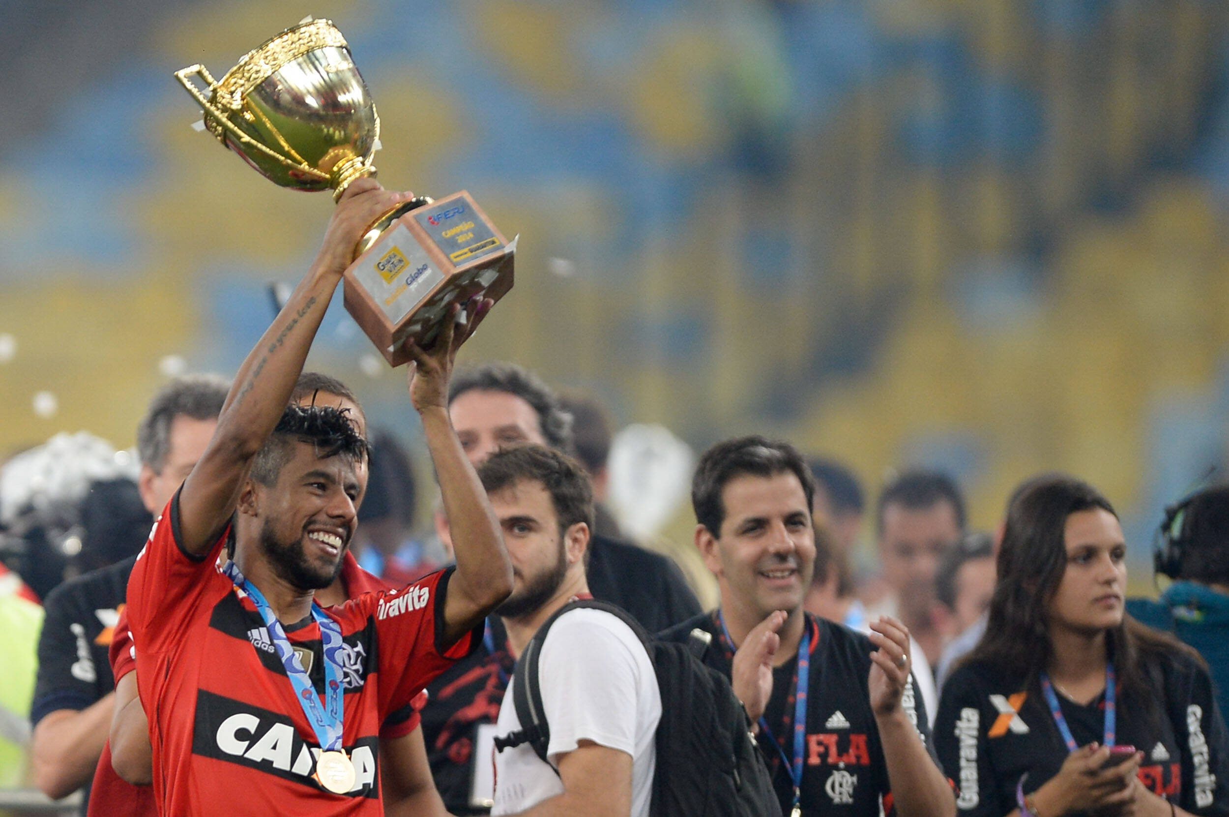 Léo Moura ergue a taça pelo títuolo estadual conquistado pelo Flamengo. Foto: Pedro Martins/ Agif/Gazeta Press