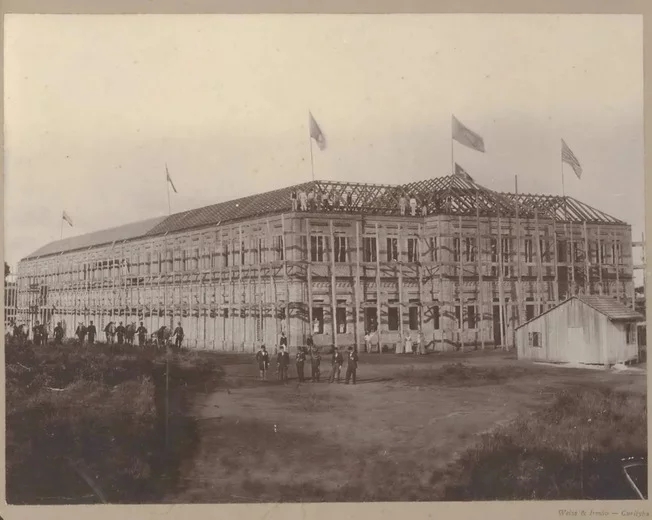 Presídio do Ahú (Curitiba, PR) - Era o local onde ficavam os presos mais perigosos, assombrados por um fantasma em forma de palhaço. Foi inaugurado em 1905 e fechado em 2006. A construção contém um calabouço com cinco solitárias no subsolo. Passou a ser utilizada para gravações de cinema e TV. Reprodução: Flipar