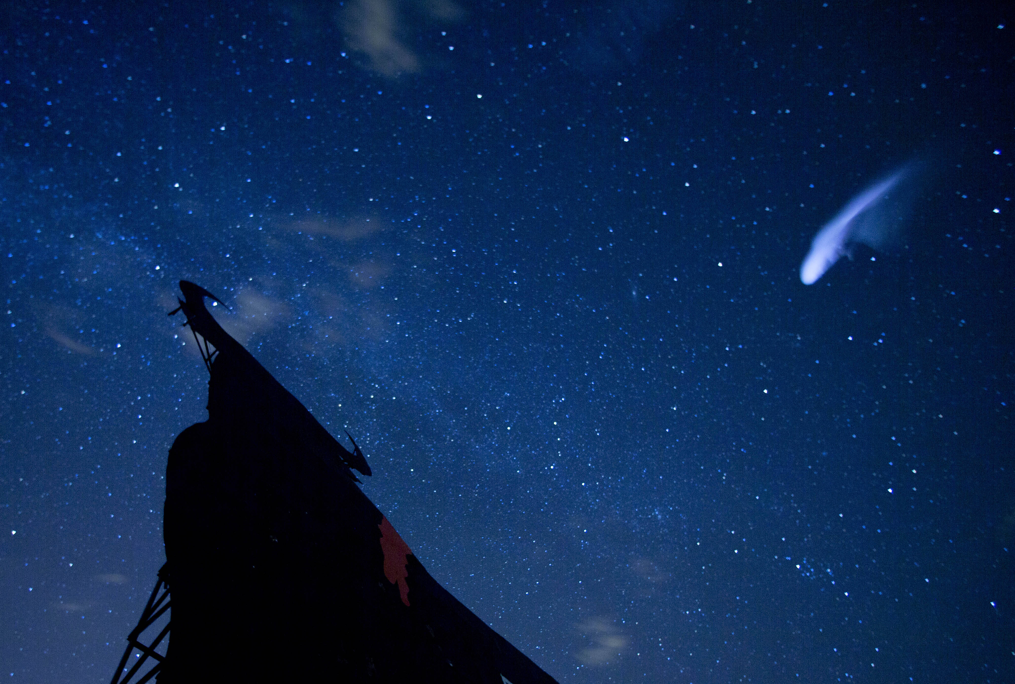 Nesta foto de longa exposição é possível ver um traço no céu durante a chuva de meteoros Perseidas, no Vilarejo de Salvanes, Espanha AP