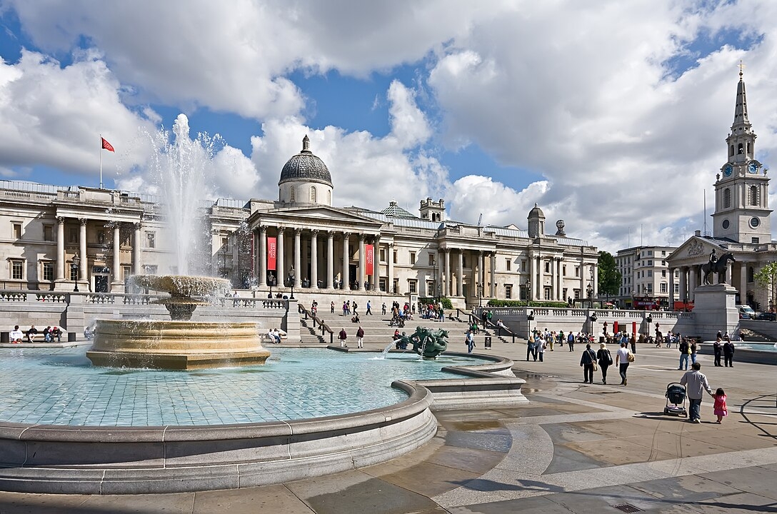 Trafalgar Square – Londres, Reino Unido  - Criada no século XIX, homenageia a vitória britânica na Batalha de Trafalgar. Destaca-se pela Coluna de Nelson, fontes e leões de bronze. Além de bela, é um centro de manifestações culturais e políticas.
 Reprodução: Flipar