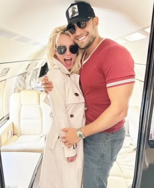 Outra situação recente envolvendo Britney Spears foi sobre o seu casamento. De acordo com a imprensa americana, ela e Sam Asghari teriam uma relação tóxica e com muitas dificuldades, chegando a ter embates físicos em alguns momentos.  Reprodução: Flipar