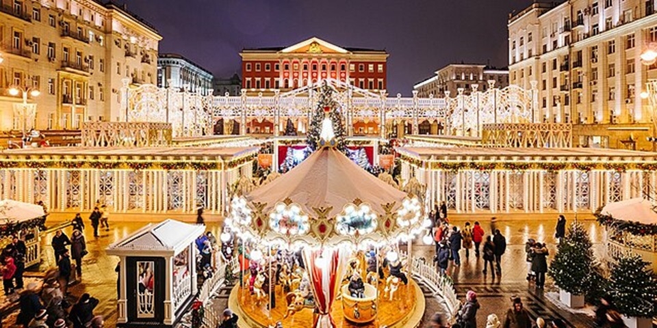 O Natal para os russos é apenas em 7 de janeiro, um costume da Igreja Ortodoxa. Mas, na capital Moscou, a neve que cai sobre o Kremlin, a Praça Vermelha e outros maonumentos em dezembro é a certeza de uma época especial no país.  Reprodução: Flipar