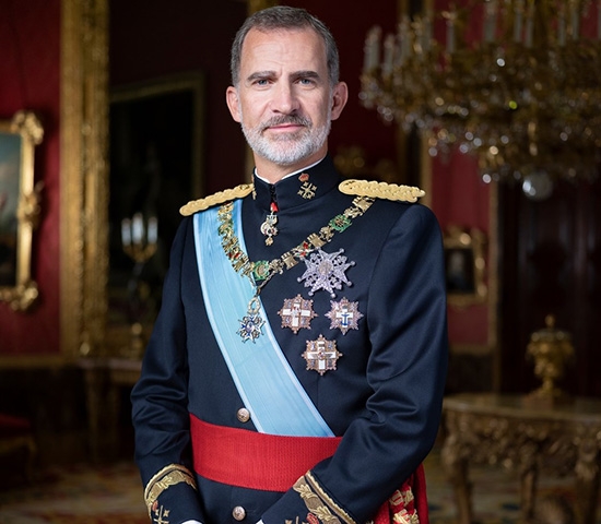 O atual rei é Felipe VI, enquanto o Primeiro-Ministro, hoje Pedro Sánchez, chefia o governo. O rei desempenha funções simbólicas e representa a unidade do país. Reprodução: Flipar