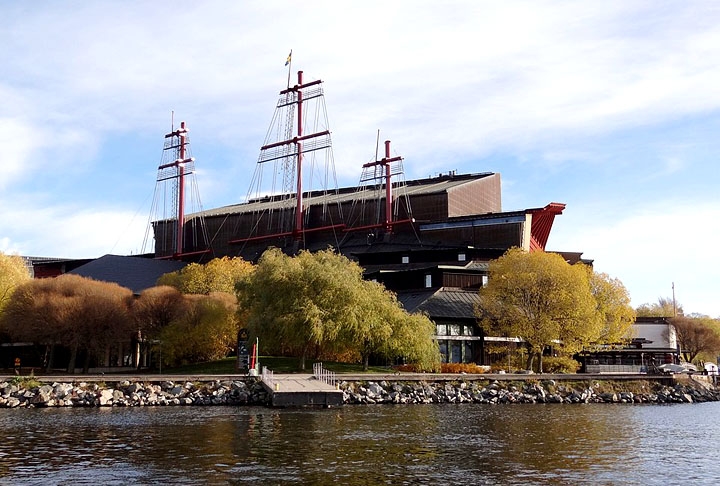 Museu do Vasa - Estocolmo - Suécia. O monumento abriga o navio Vasa, um imponente navio de guerra do século XVII que afundou em sua viagem inaugural em 1628. Recuperado em 1961, o Vasa foi restaurado e hoje é o destaque do museu, que exibe o navio em sua totalidade, junto com artefatos e exposições sobre sua construção e história. Reprodução: Flipar