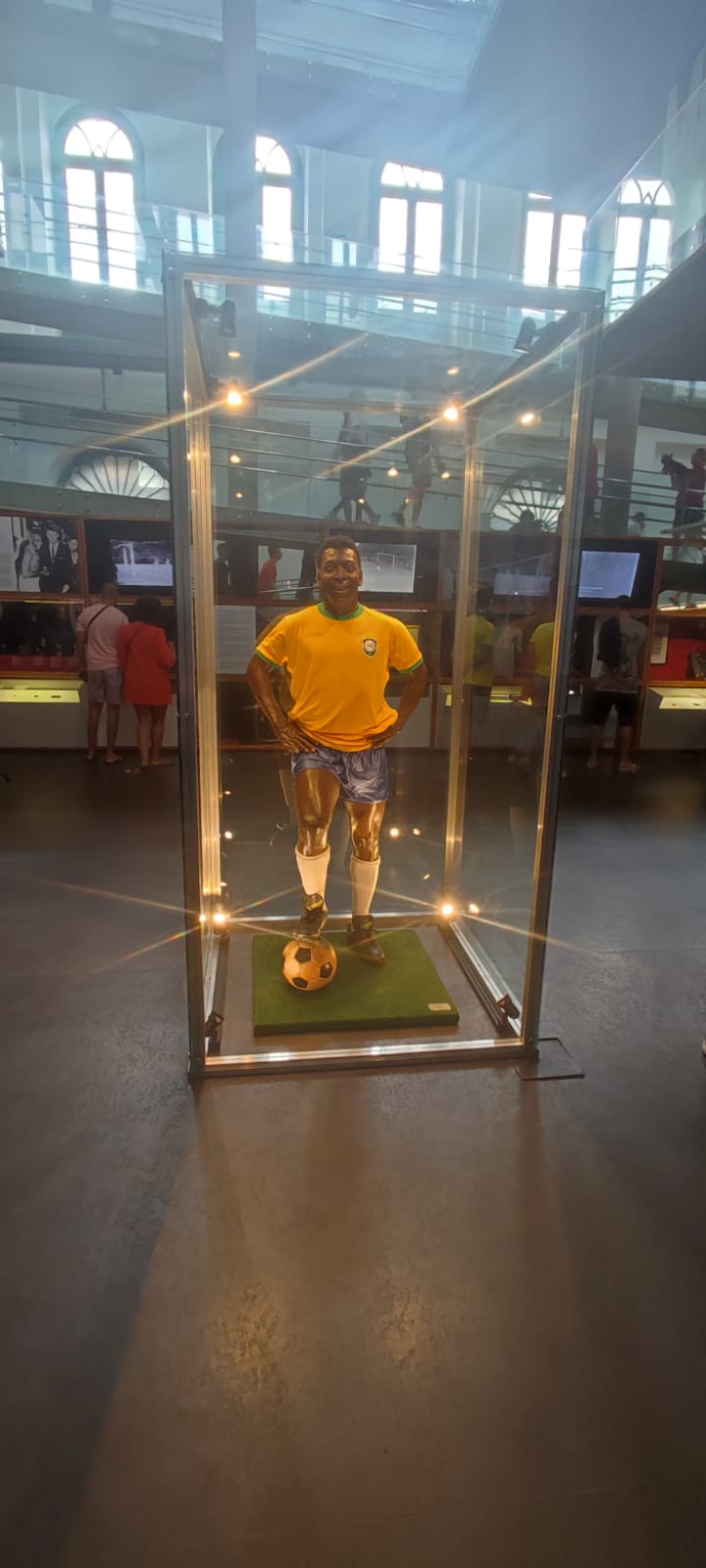 Fãs visitam o Museu Pelé um dia após a morte do Rei . Foto: eduardo lucizano