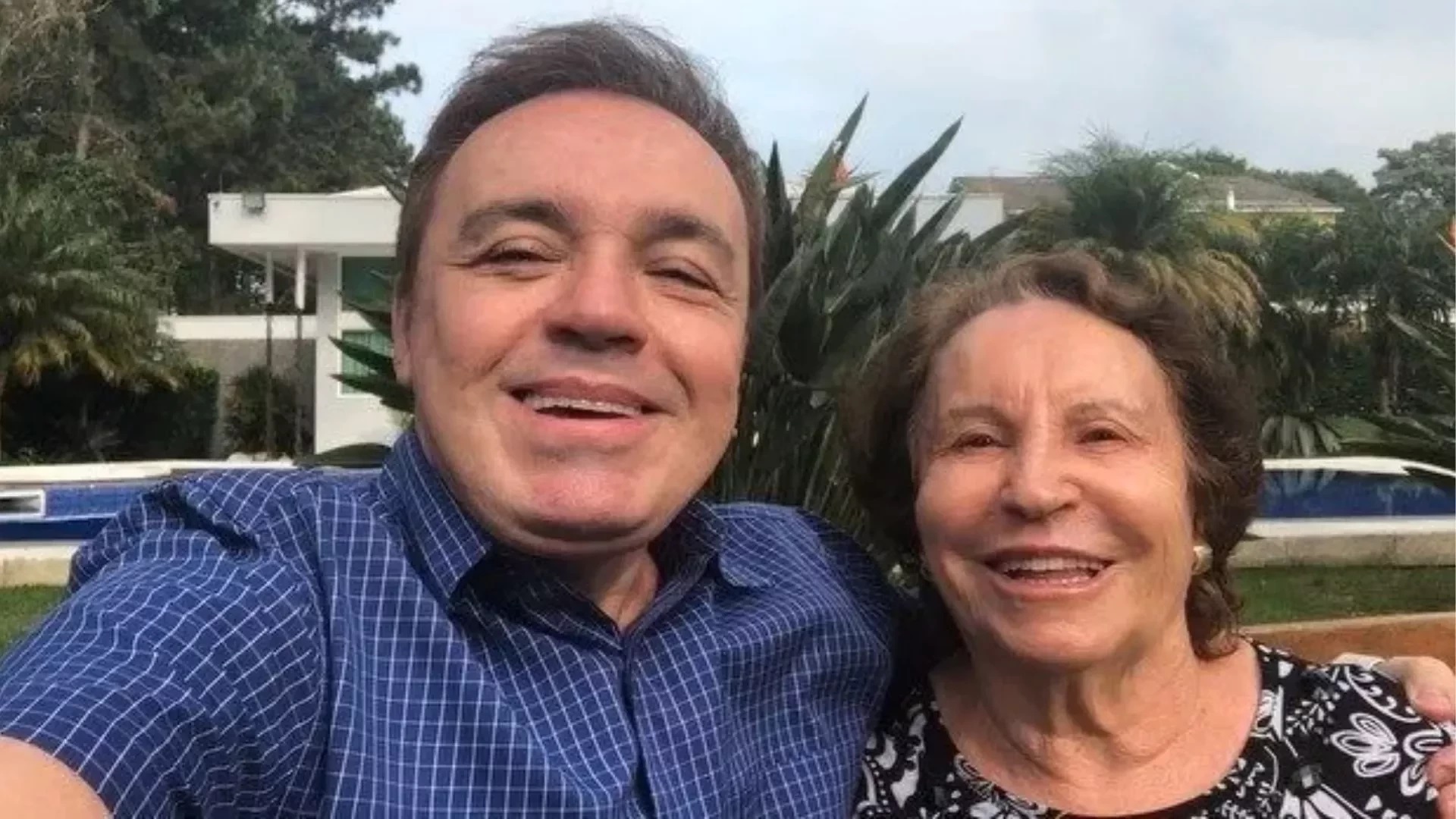 Gugu com a mãe, Maria do Céu Moraes. Foto: Reprodução/Internet
