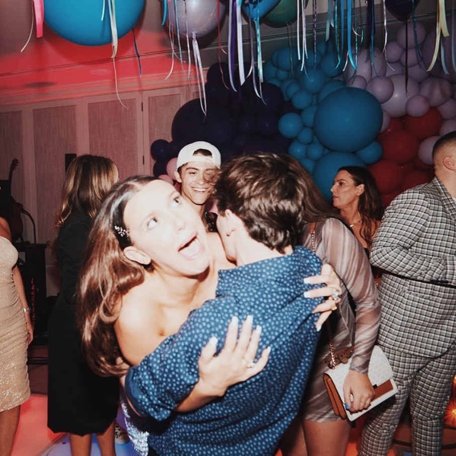 Noah Schnapp e Millie Bobby Brown, de 'Stranger Things' em festa de aniversário. Foto: Reprodução/Instagram 08.08.2023 