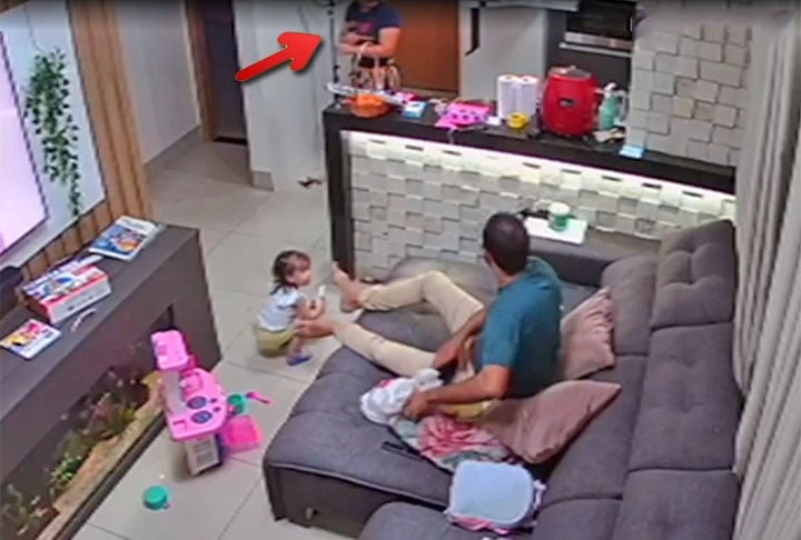 Stephanie percebe que algo está errado porque a panela parou de fazer barulho. 