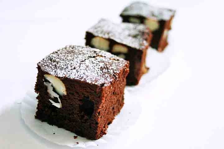 A maneira mais comum é em sua forma natural, como lanche saudável ou acompanhamento em saladas e pratos. Ela pode ser adicionada a receitas de pães, bolos, brownies e biscoitos, oferecendo um toque crocante e um sabor delicado. Reprodução: Flipar