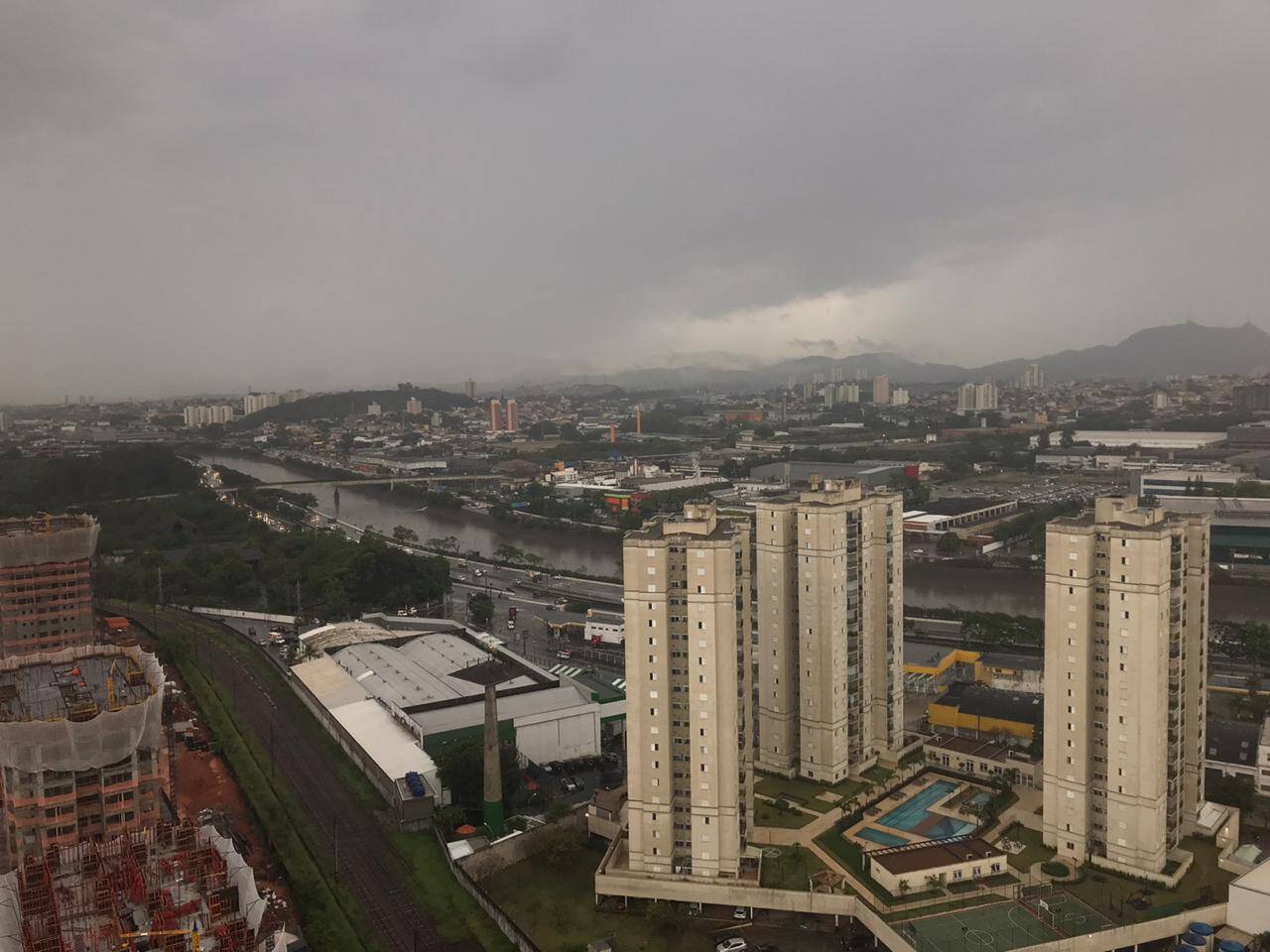 Registro do céu na Vila Leopoldina, na Zona Oeste. . Foto: Arquivo pessoal