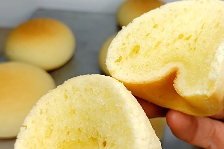 Sua origem remonta ao século 19 e desde então o pan de bono se tornou um lanche e café da manhã apreciado em todo o país. Esse pão costuma ser encontrado em padarias, supermercados, feiras livres e até mesmo em carrinhos de rua pela Colômbia. Reprodução: Flipar